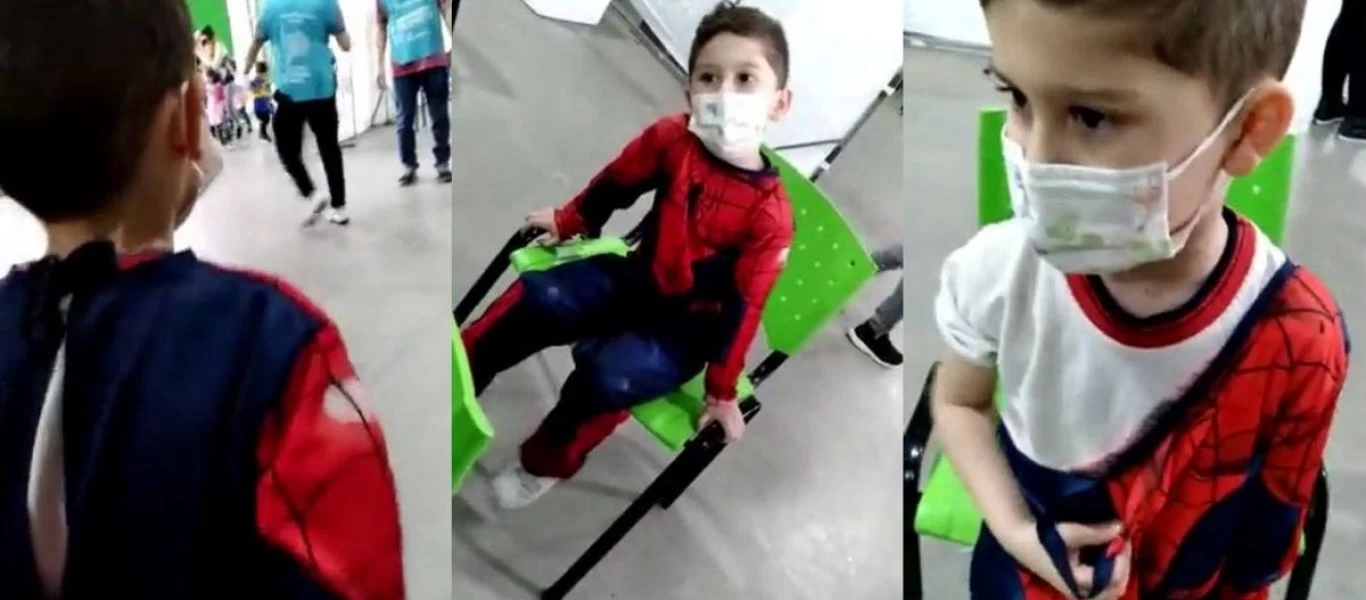 Κορωνοϊός: Πήγαν αγοράκι να εμβολιαστεί ντυμένο Σπάιντερμαν